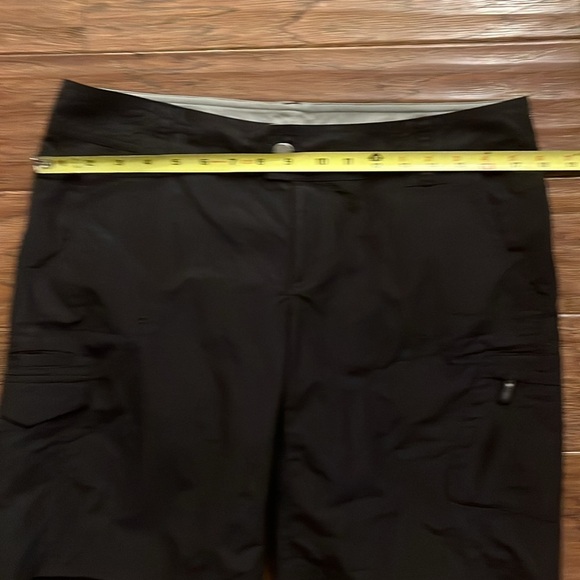 Columbia Women’s Titanium Black Shorts Size 10 - Picture 6 of 9